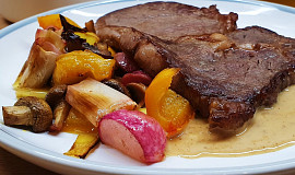 Steaky s omáčkou z pomerančového pepře a s pečenou zeleninou