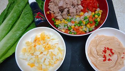 Tuňákový salát se salsa rosada