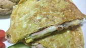 Vaječná omeleta plněná šunkou a sýrem Brie
