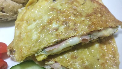Vaječná omeleta plněná šunkou a sýrem Brie