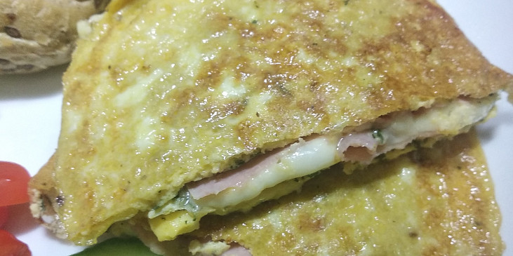 Vaječná omeleta plněná šunkou a sýrem Brie