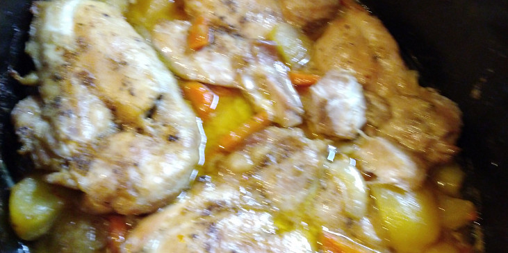 Kuřecí stehna pečená společně s bramborami a mrkví.