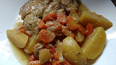 Vepřová plec pečená pomalu společně s bramborami a mrkví, Kuřecí stehna po upečení v PH.