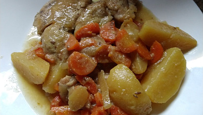 Vepřová plec pečená pomalu společně s bramborami a mrkví, Kuřecí stehna po upečení v PH.