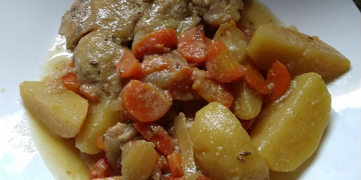 Vepřová plec pečená pomalu společně s bramborami a mrkví (Kuřecí stehna po upečení v PH.)