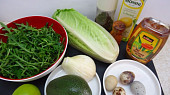 Zelený salát s avokádem a vejci