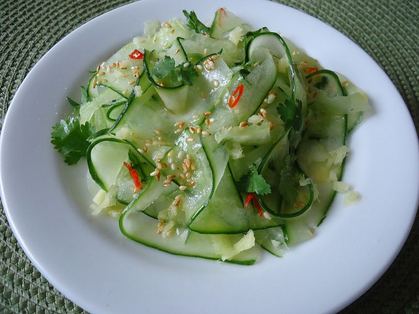Asijský okurkový salát