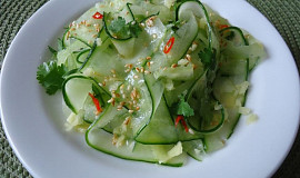 Asijský okurkový salát