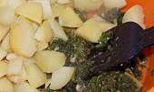 Bramborovo-kadeřávkový salát s arašídovým dresinkem
