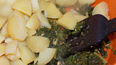 Bramborovo-kadeřávkový salát s arašídovým dresinkem