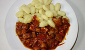 Bůčkový pikantní guláš s gnocchi (Dobrou chuť)