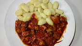 Bůčkový pikantní guláš s gnocchi (Dobrou chuť)
