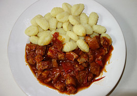 Bůčkový pikantní guláš s gnocchi