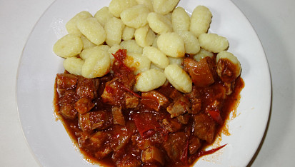 Bůčkový pikantní guláš s gnocchi, Dobrou chuť