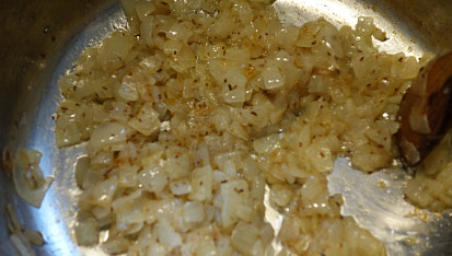 Bůčkový pikantní guláš s gnocchi, osmažená cibule s kmínem