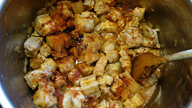 Bůčkový pikantní guláš s gnocchi