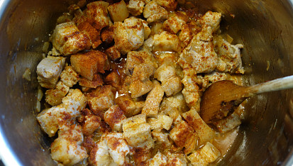 Bůčkový pikantní guláš s gnocchi, a pokračujeme