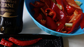 Bůčkový pikantní guláš s gnocchi, černé pivo , papriky a chili paprika