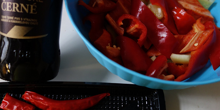 Bůčkový pikantní guláš s gnocchi (černé pivo , papriky a chili paprika)