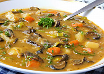 Houbová polévka s kroupami a zeleninou