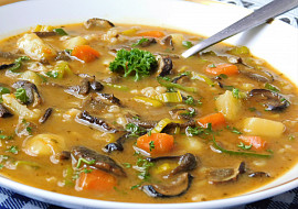 Houbová polévka s kroupami a zeleninou