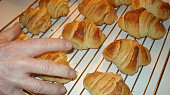 Jednoduché máslové croissanty, Pozor, je to horké! Není to venku z trouby ani 15 vteřin! 