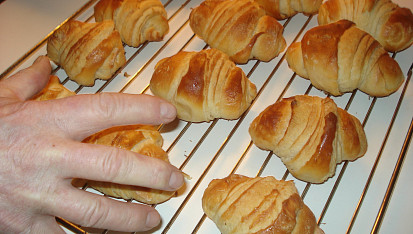 Jednoduché máslové croissanty, Pozor, je to horké! Není to venku z trouby ani 15 vteřin! 