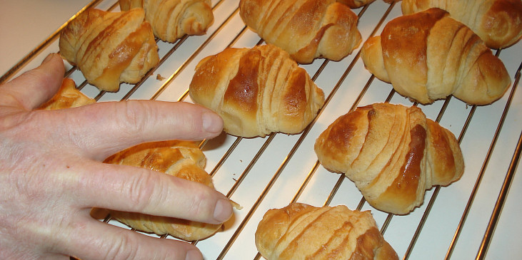 Jednoduché máslové croissanty (Pozor, je to horké! Není to venku z trouby ani 15…)