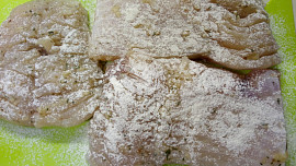 Kapr na česneku pečený v troubě