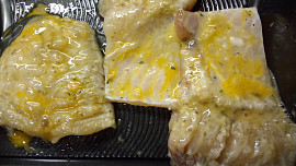 Kapr na česneku pečený v troubě