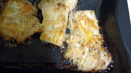 Kapr na česneku pečený v troubě