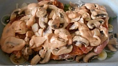 Krkovičkové plátky s majonézovo-kečupovou směsí, Před vložením do trouby (přidala jsem si chilli kousky, kečup ostrý - my rádi pikantní)