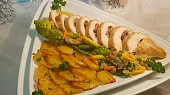 Kuřecí závitek, máslová zelenina a smažené dukátky
