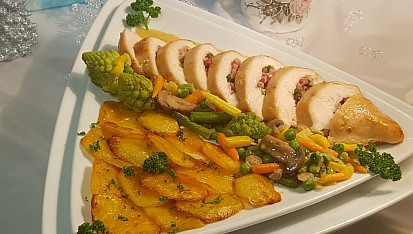 Kuřecí závitek, máslová zelenina a smažené dukátky