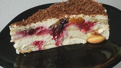 Lehký tvarohový dortík, Přidala jsem i mražené ovoce, broskve, banán a navrch nastrouhala čokoládu :)
