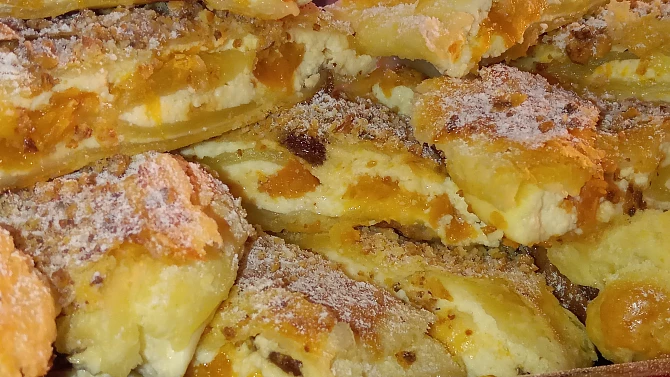 Listový závin s tvarohem a ořechovou posypkou