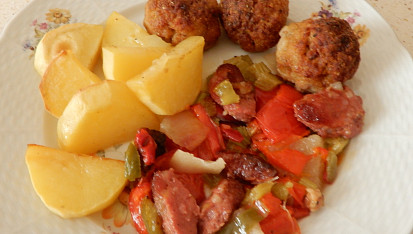 Masové koule s paprikou a bramborovo-zeleninovou  přílohou z jednoho plechu
