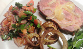 Pečená uzená krkovička s vídeňskou cibulí a petrželkovým salátem