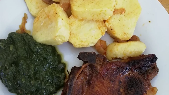 Pečené kotlety na cibuli a česneku