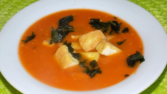 Rajčatová polévka s tofu
