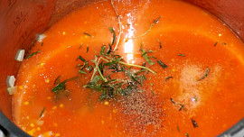 Rajčatová polévka s tofu
