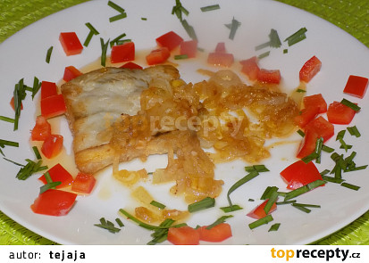 Rybí filé s karamelovou cibulí