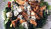 Salát s grilovaným kuřetem a modrým sýrem
