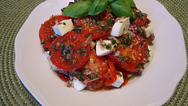 Salát z marinovaných rajčat