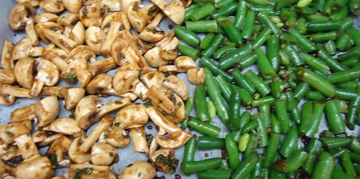 Salát z pečených žampionů a zelených fazolek