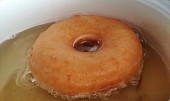Skvělé domácí donuty (Při vložení do oleje by olej v okolí donutu jenom jemně bublat, jako na fotce)