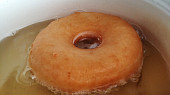 Skvělé domácí donuty, Při vložení do oleje by olej v okolí donutu jenom jemně bublat, jako na fotce