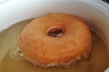 Při vložení do oleje by olej v okolí donutu jenom jemně bublat, jako na fotce