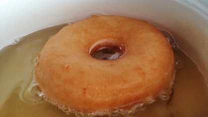 Skvělé domácí donuty, Při vložení do oleje by olej v okolí donutu jenom jemně bublat, jako na fotce