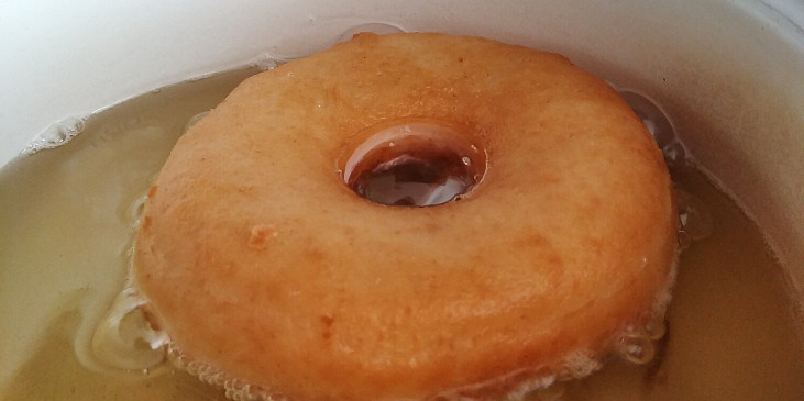 Skvělé domácí donuty (Při vložení do oleje by olej v okolí donutu jenom…)